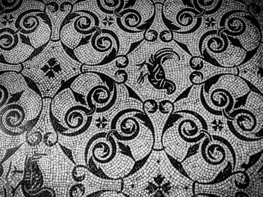 Détail d’un pavement de mosaïque romaine en tesselles noires et blanches